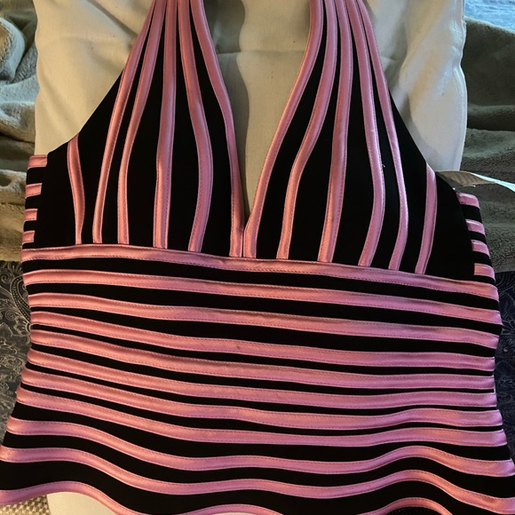 Cache Tops - Zip up black and pink ottoman